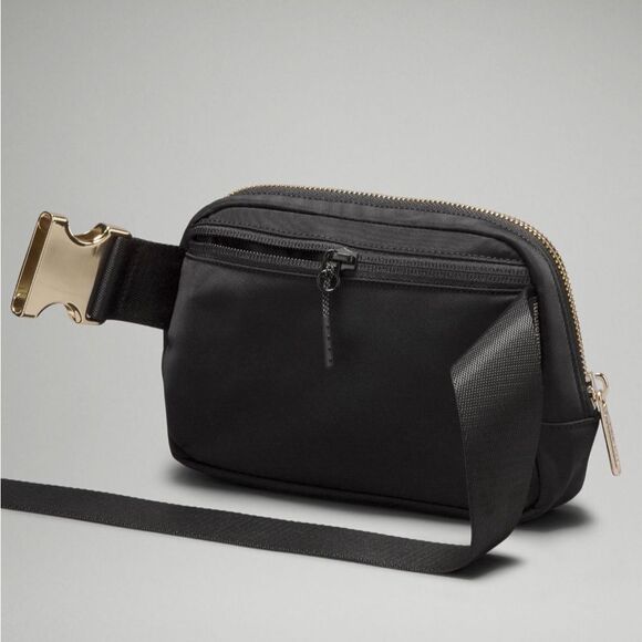 NWT Lululemon Everywhere Belt Bag in Black & Gold Metal Hardware Extended Strap - Picture 4 of 6